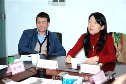 北大湖北校友会未名诗社筹备人朱华颖（右）和校友会会歌歌词创作组吴瑜（左）