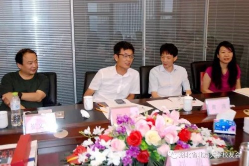 图说：湖北杰之行体育用品公司董事长邱小杰校友（左二）