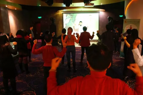 国子中医的中医专家郭呈辉老师教授脊柱养生操。为了保养脊柱，来宾纷纷跟着操练起来。