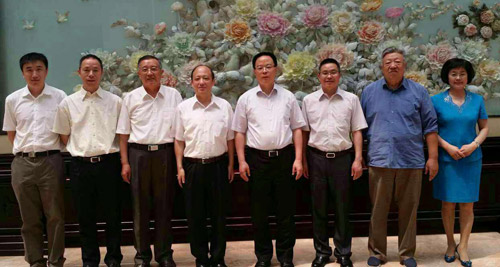 山东省委常委、常务副省长孙伟（右4）与陈十一副校长等合影
