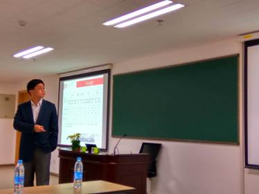 系主任方方老师向系友介绍心理学系的现状与发展规划