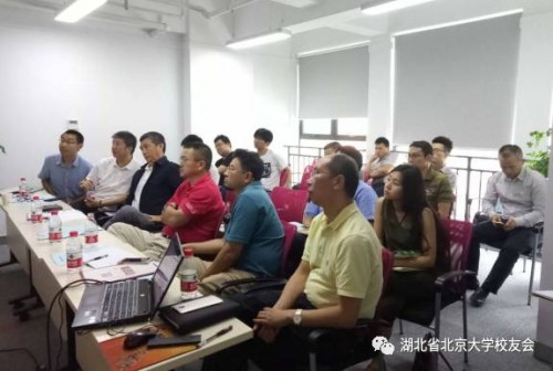 北大湖北校友会副会长兼秘书长彭生鹏（前排右一）在活动现场