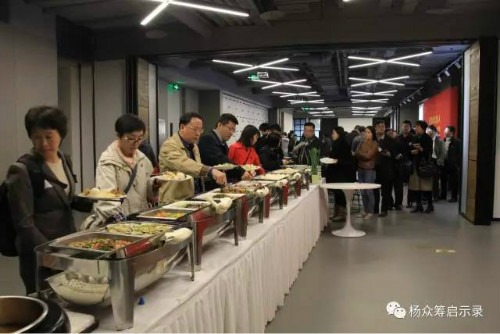 精神大餐之后是美味自助餐，校友们边吃边聊，正好可以避过晚交通高峰期。