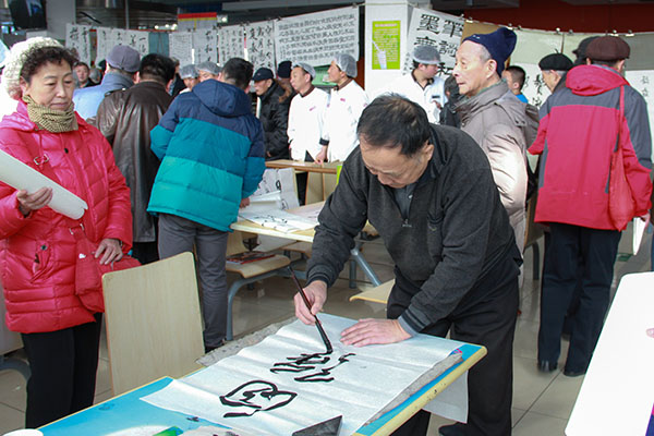 校友们挥毫泼墨，大显身手