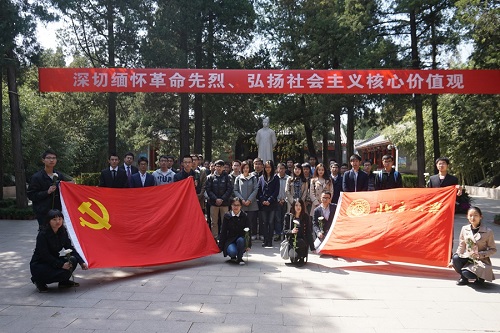 李大钊烈士陵园祭扫活动合影