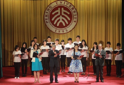 邓希贤（右一）、程光胜（左二）、胡静珊（左一）、高瑀泽领诵《生命之光》