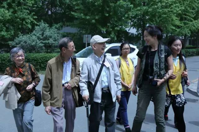 我们的大长腿美女摄影师跟老先生们聊的多愉快