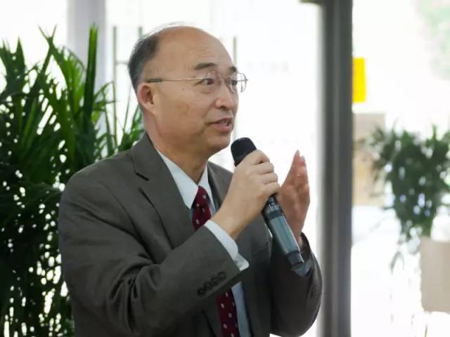 北京大学常务副校长、校友会常务副会长吴志攀