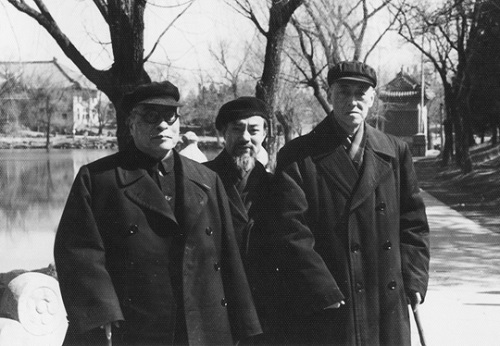 文革中的陈岱孙与冯友兰，摄于1973年