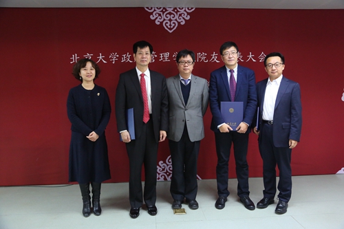 校领导与新任理事会成员合影