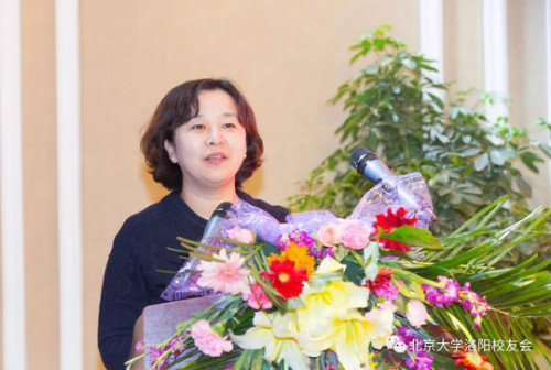 北京大学校友办公室副主任、北大校友总会常务副秘书长张向英在大会上致辞