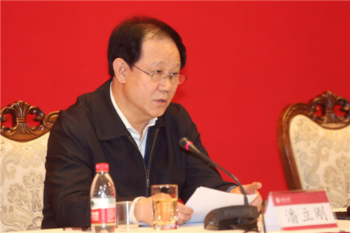 潘立刚宣布北京大学校长职务调整的决定