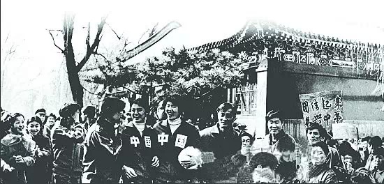 3月29日中国男女排球队都来到北大,全校师生为他们庆功——男排队员都被举起来往前“飞”,女排队员则签名签到手软