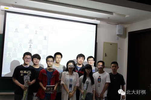 侯逸凡为同学们颁奖,与同学们合影留念