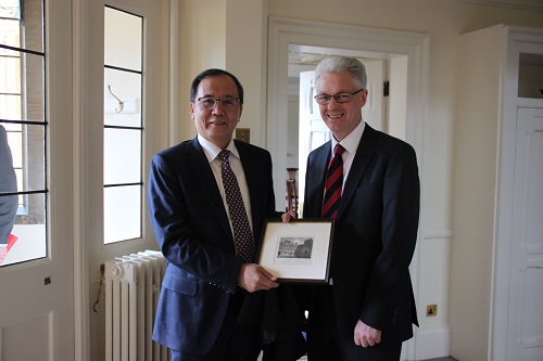 伊恩?怀特向林建华赠送纪念品