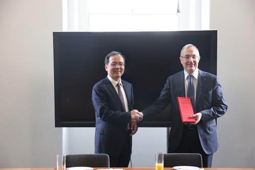 林建华向麦克?阿瑟赠送纪念品