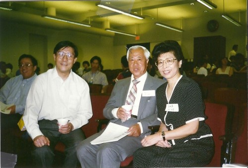 1997年郝斌副校长(左一)来访与殷大年先生(中),王丽真老师(右一)合影