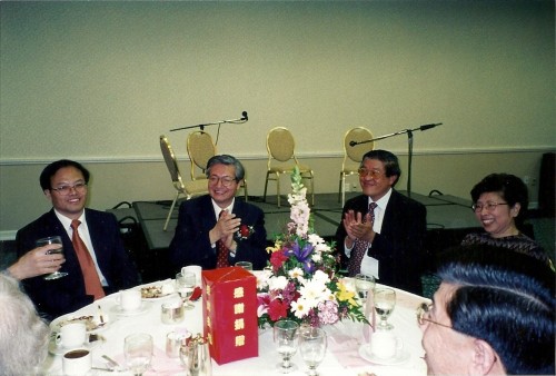 2001年许智宏校长来访与蓝立俊总领事(左一)