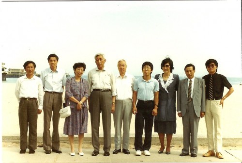 1988年丁石孙校长到UC Santa Barbara惨叫校长会议,北京大学南加州校友会去拜访,与海边合影留念。丁校长(左四)花文庭教务长右二