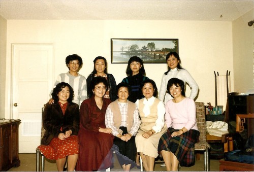 1986年1月南加州北大校友在殷大年先生家合影。前排中间为殷太太