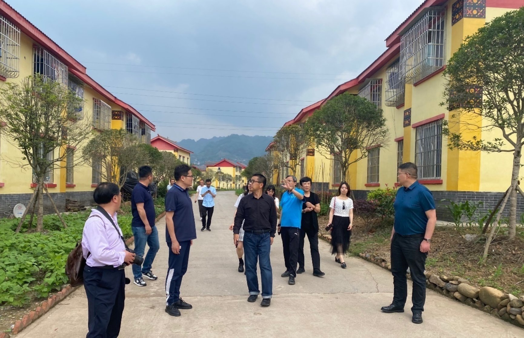 一群人站在建筑前描述已自动生成