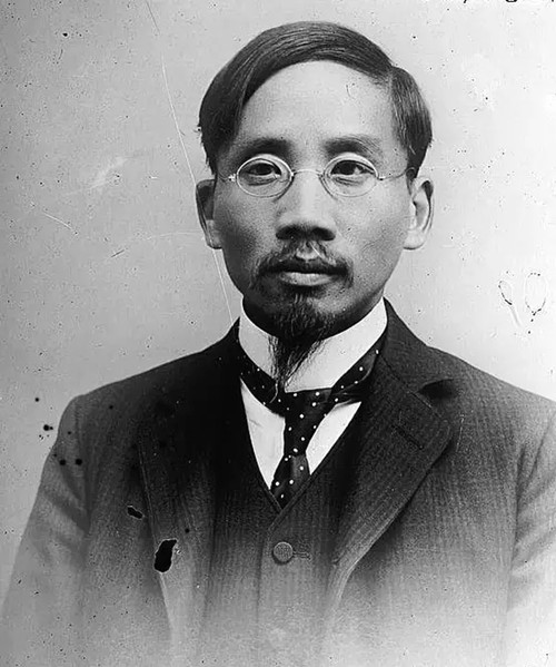 我十六岁,考取了秀才,我从此不再到王先生处受业,而自由读书了。那时我还没有购书的财力,幸而我第六个叔父茗珊先生有点藏书,我可以随时借读。于是我除补读《仪礼》、《周礼》、《春秋公羊传》、《穀梁传》、《大戴礼记》等经外,凡关于考据或词章的书,随意检读。