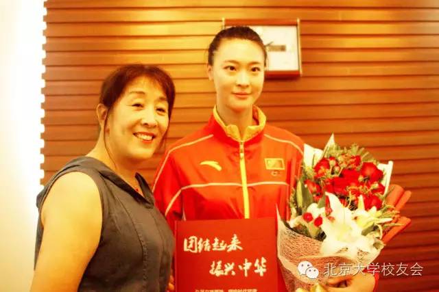 79级法律系张雪校友再次为女排鲜花