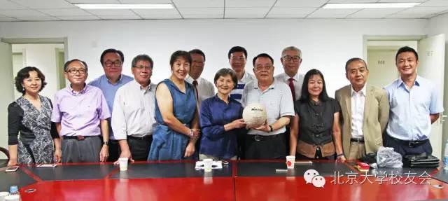 校友代表捐赠女排第一次来北大的签名排球