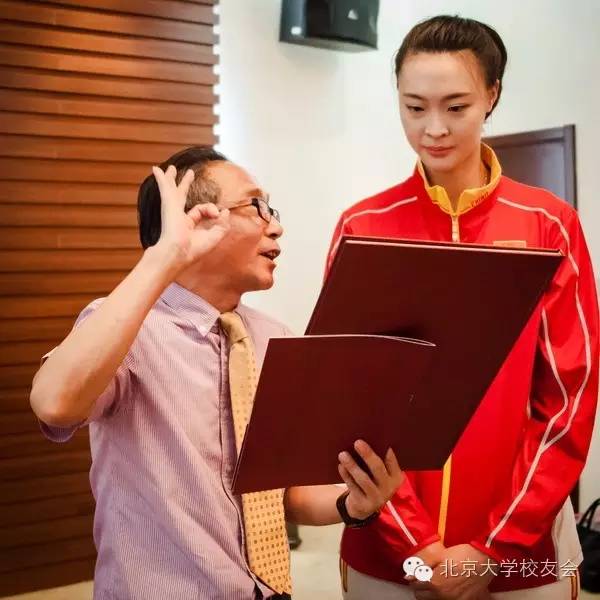 校友为中国女排制作的精美画册