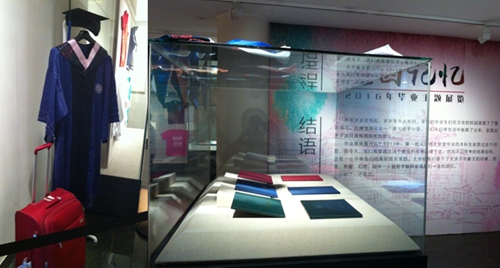 展示的入学通知书和学位服