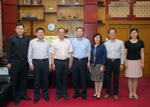 林建华会见调研专家