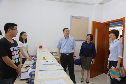 专家组实地调研学生就业指导服务中心