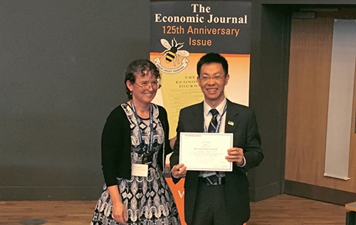 《经济学期刊》总编Rachel Griffith为余淼杰颁奖