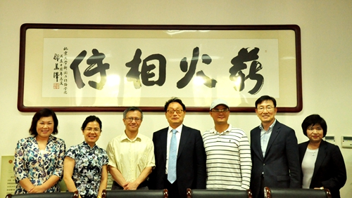 朴容相主席与高校学者合影
