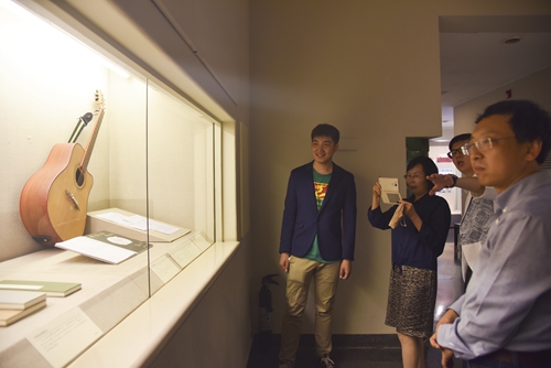 师生一起参观展览