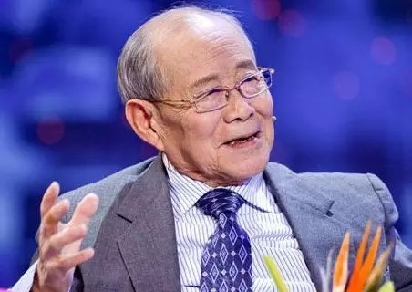 郑哲敏,1924年10月出生于山东济南。1947年毕业于清华大学机械工程系,1952年在美国加州理工学院获得博士学位。1955年回国后就职于中国科学院力学研究所,历任中科院力学所材料力学性能研究室主任,力学所副所长、所长。1980年当选中国科学院院士,1993年当选美国工程院外籍院士,1994年选聘为中国工程院院士。