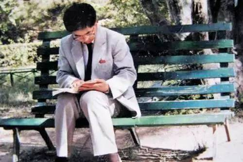 1986年,王青松在北大未名湖畔 校徽是绝红色研究生校徽