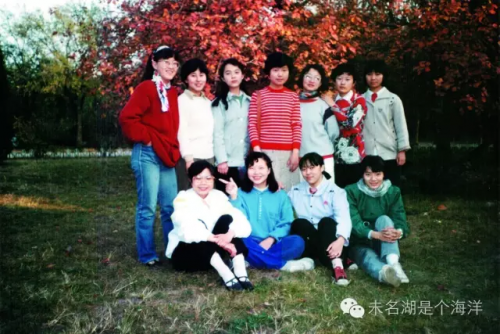 1989年10月,北大中文系87级部分女生于天坛公园合影 前排(从右至左) 谢凌岚,叶英姿,刘颂,刘曼雪 后排(从右至左) 肖永凤,胡兰江,张谦,刘宁,程敏,韩晓征,周静