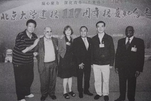 穆斯塔法?萨法日尼(左二)在北大建校117周年纪念交流会上