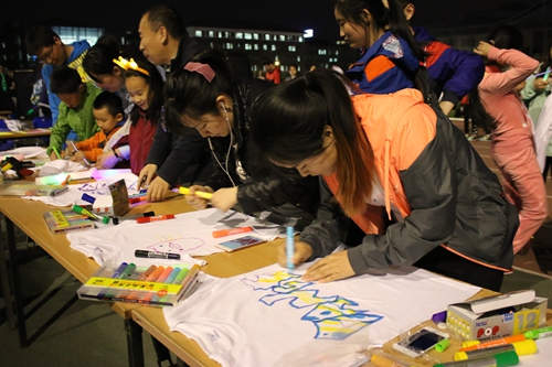 同学们在认真涂鸦