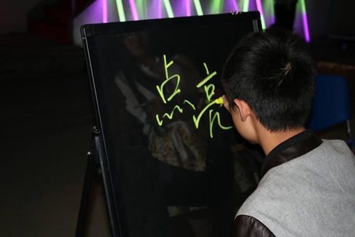 工作人员在写活动标语