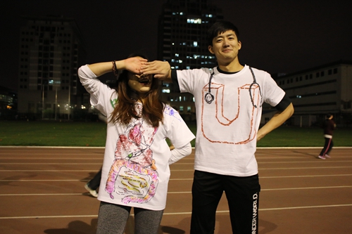 同学和小朋友们在展示各自的涂鸦作品3