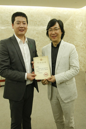 王泽南(左一)获“金钟奖”