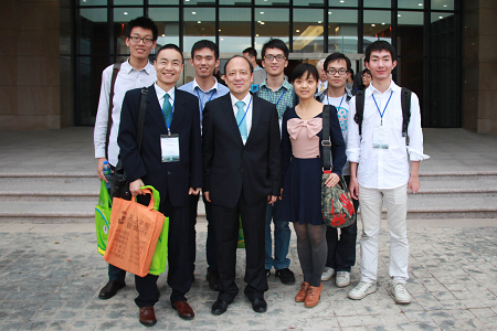 北京大学副校长、研究生院院长陈十一教授与参会同学合影