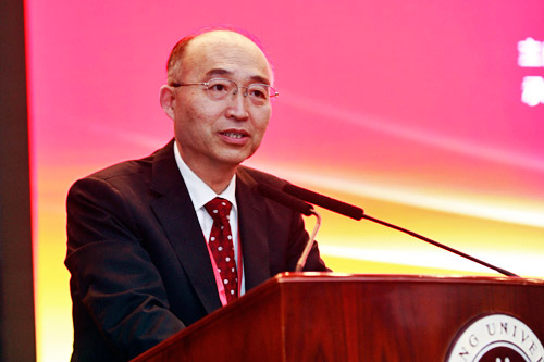 吴志攀代表新任会长王恩哥作书面发言