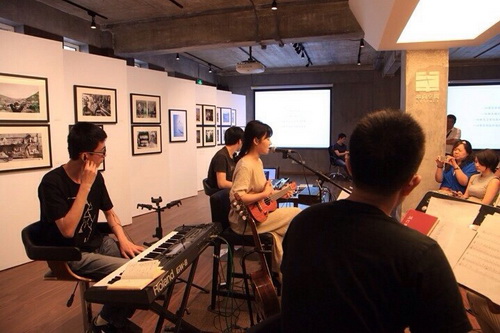 2014年北京单向街,专辑内部试听会,北岛、西川、田原等诗人到场 摄影:雷传翼