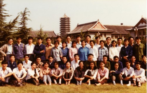 临毕业前,全班同学在图书馆前照了一个彩色的全家福