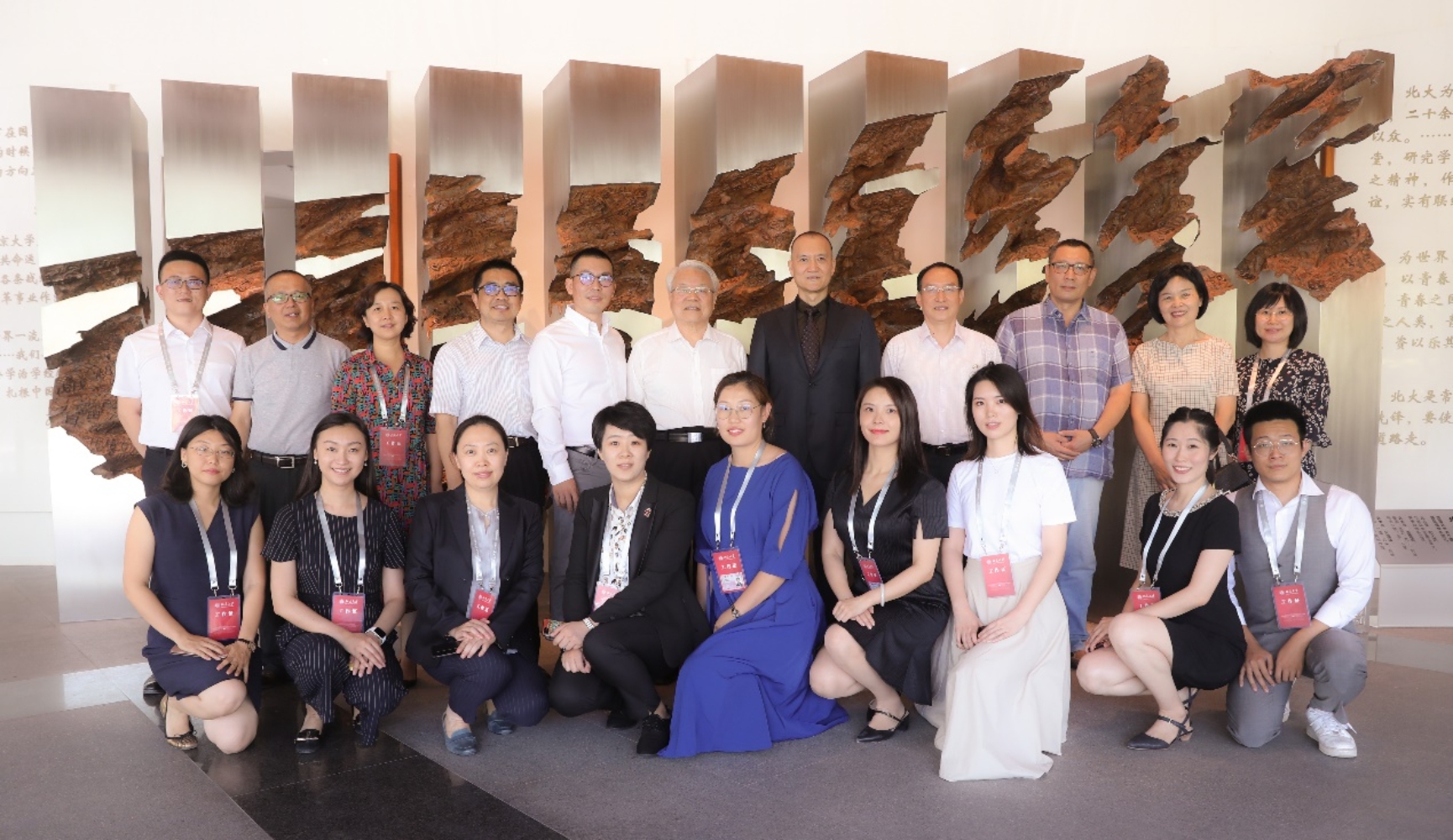 图片包含 群组, 人员已生成高可信度的说明