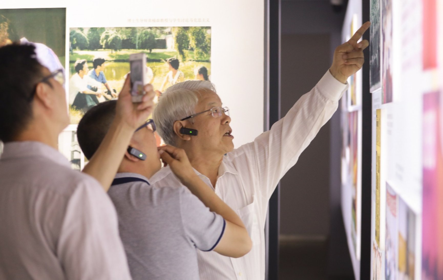 图片包含 人员, 室内, 窗户, 墙壁已生成极高可信度的说明