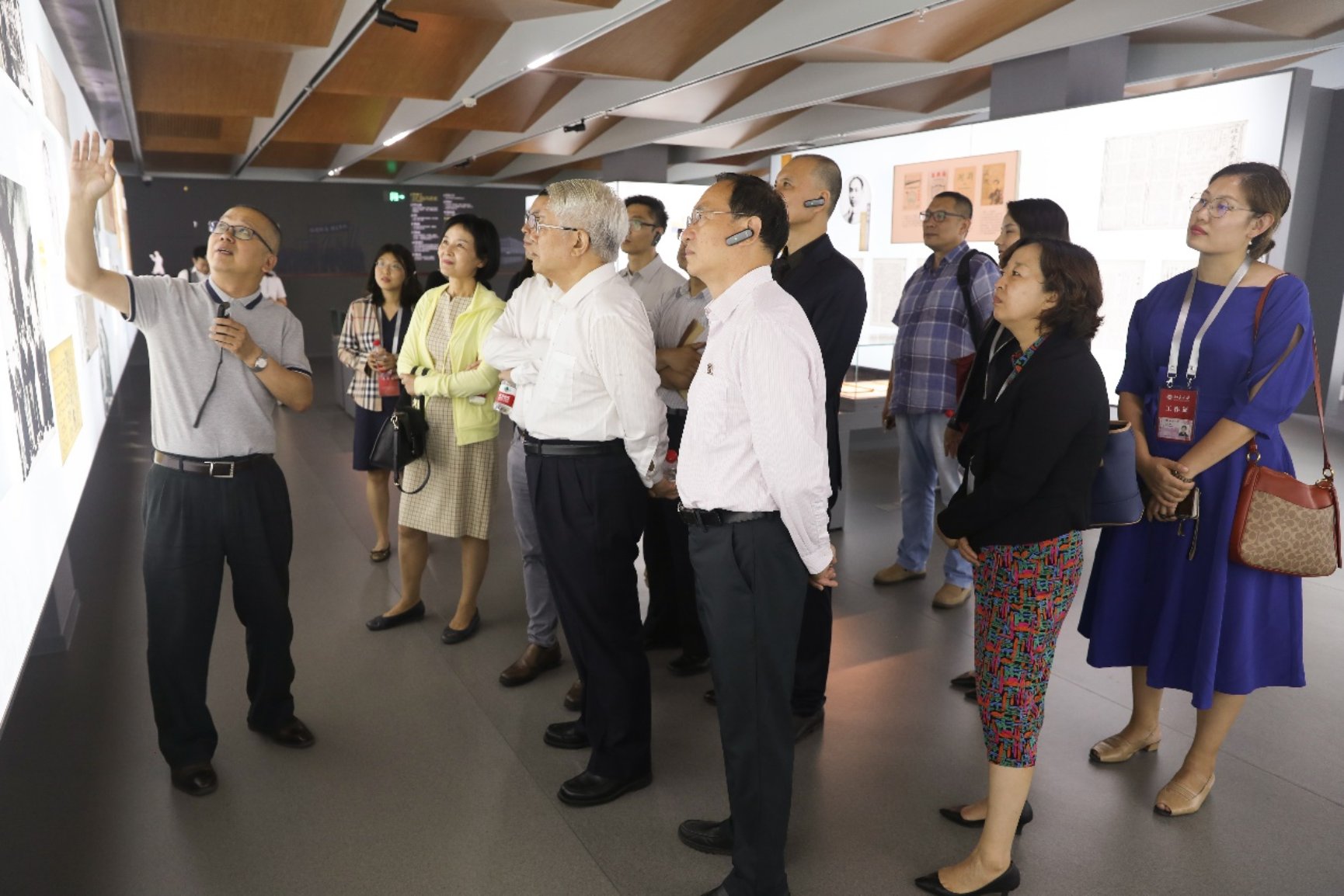 图片包含 人员, 地板, 人物, 站立已生成极高可信度的说明